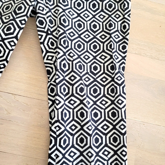 Ann Taylor Signature Size 8 pants black and white - Picture 3 of 7